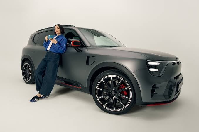 Jessie Jo with Smart car